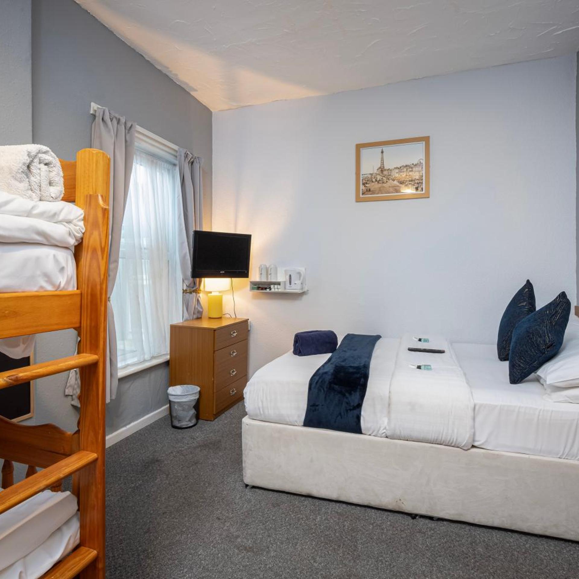Family, Bunk Beds, Royal Oakwell Hotel 3/8