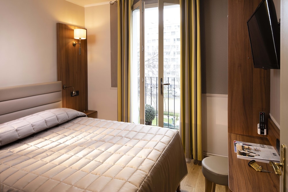 ROOM, SINGLE