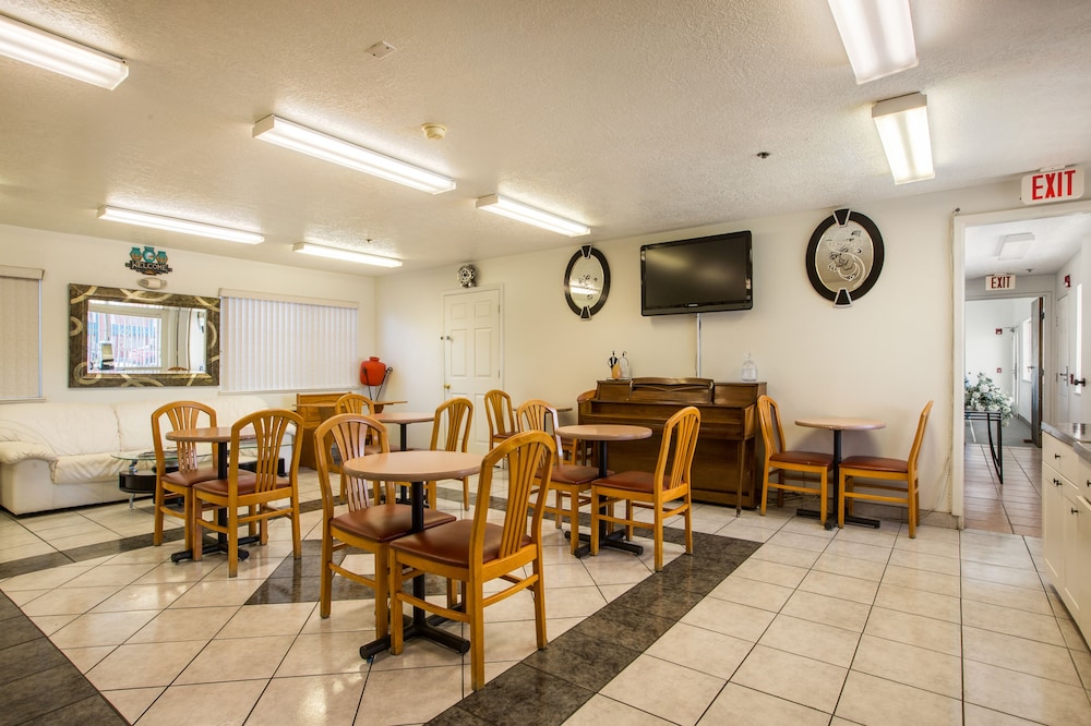 Sandia Peak Inn Old Town ABQ, a Howard Johnson by Wyndham 25/38