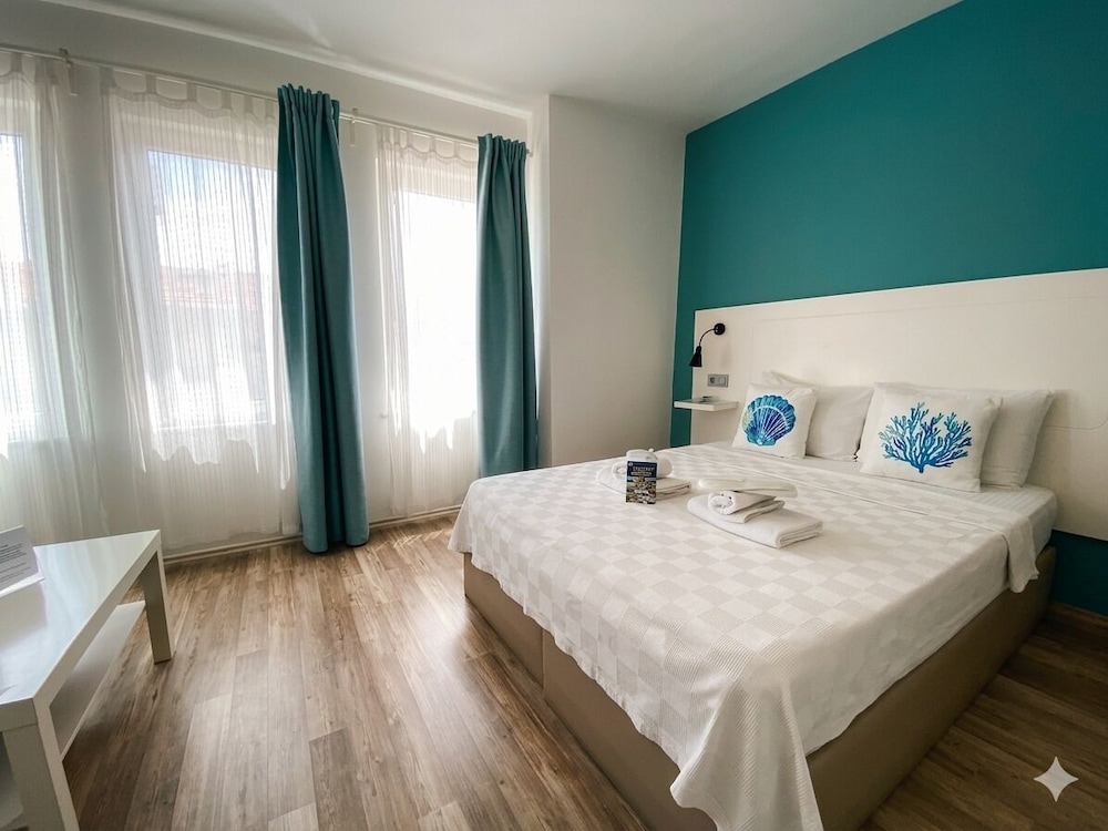 DELUXE, DOUBLE BED