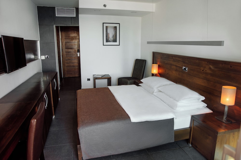 غرفة قياسية بسرير مزدوج بشرفة، Avala Resort and Villas 2/8
