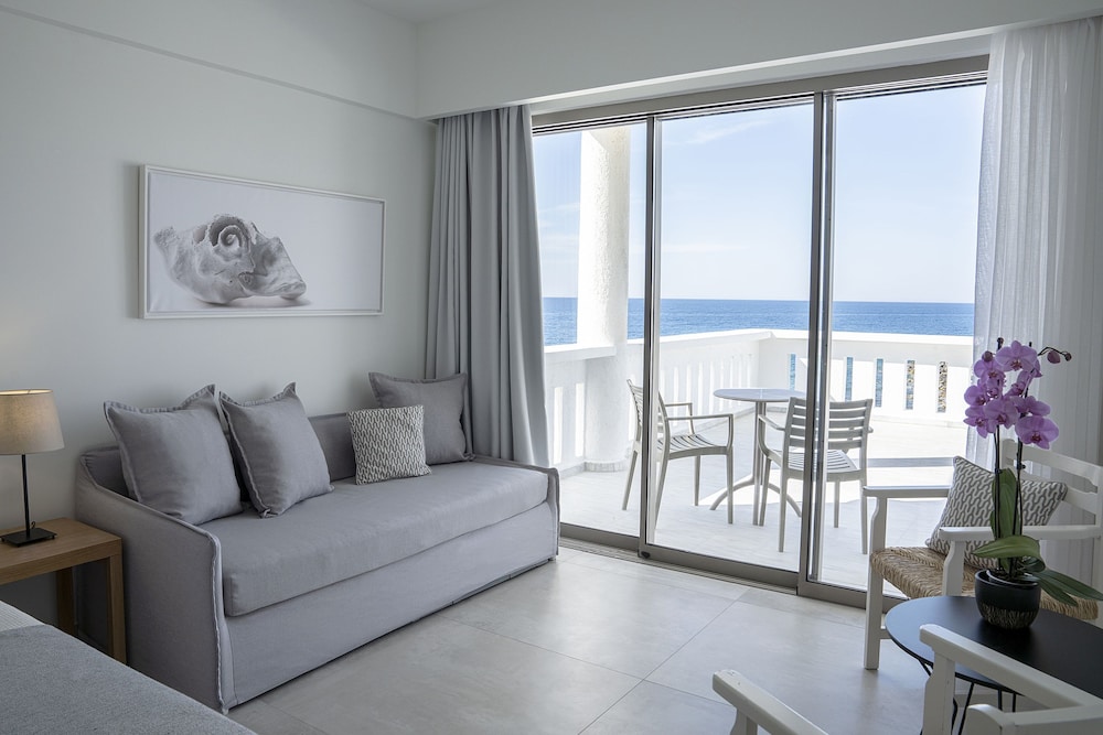Maritimo Beach Hotel 46/65