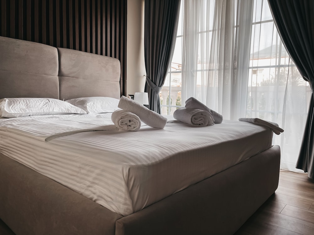 DELUXE, DOUBLE BED