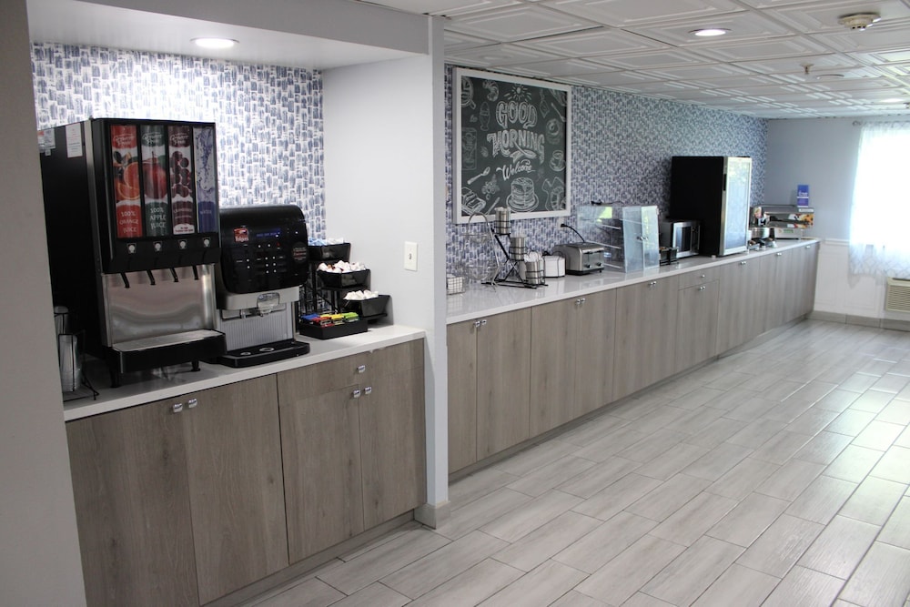 AmericInn by Wyndham Woodstock IL 7/50