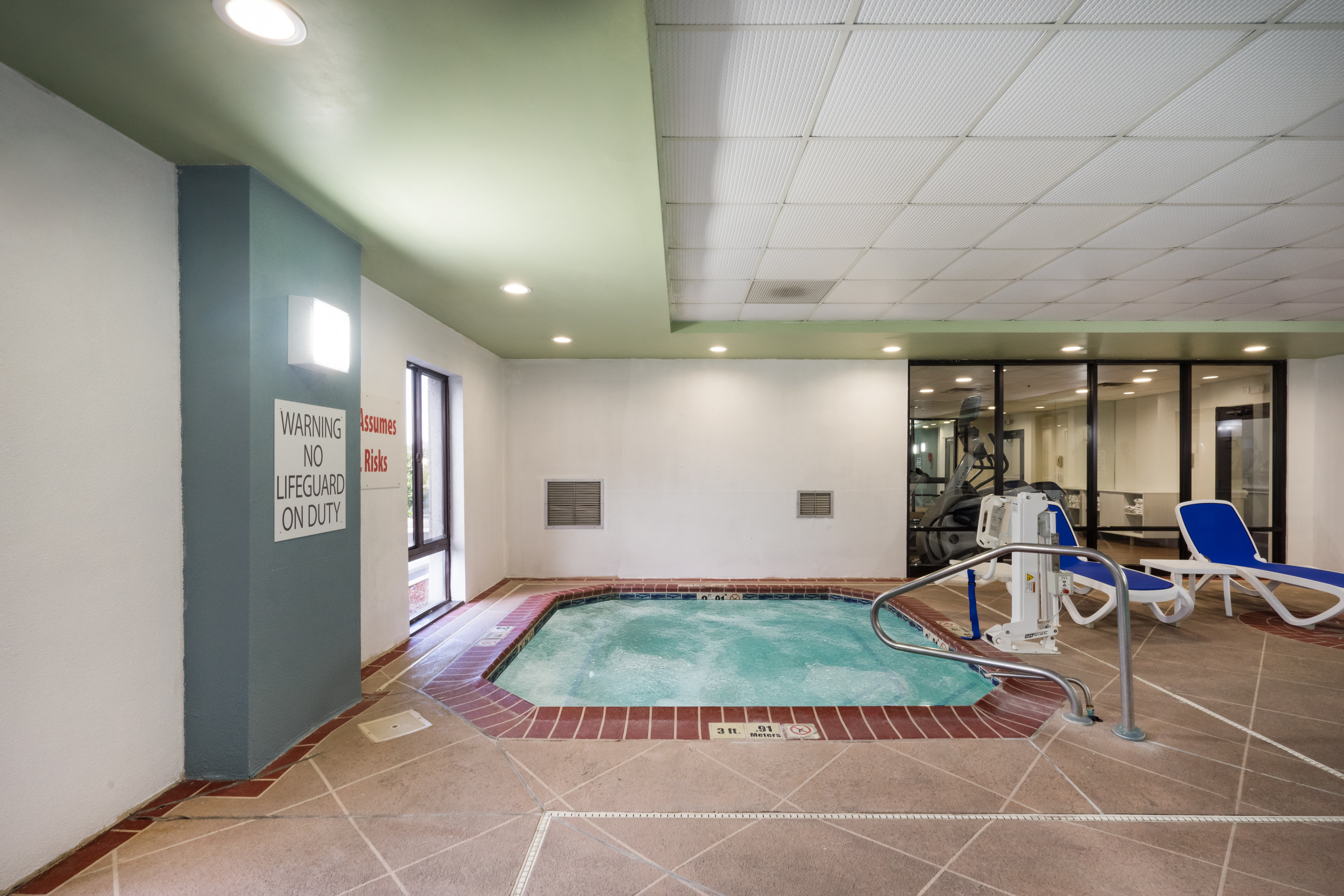 Holiday Inn Express Hotel Suites Louisville East 32/52
