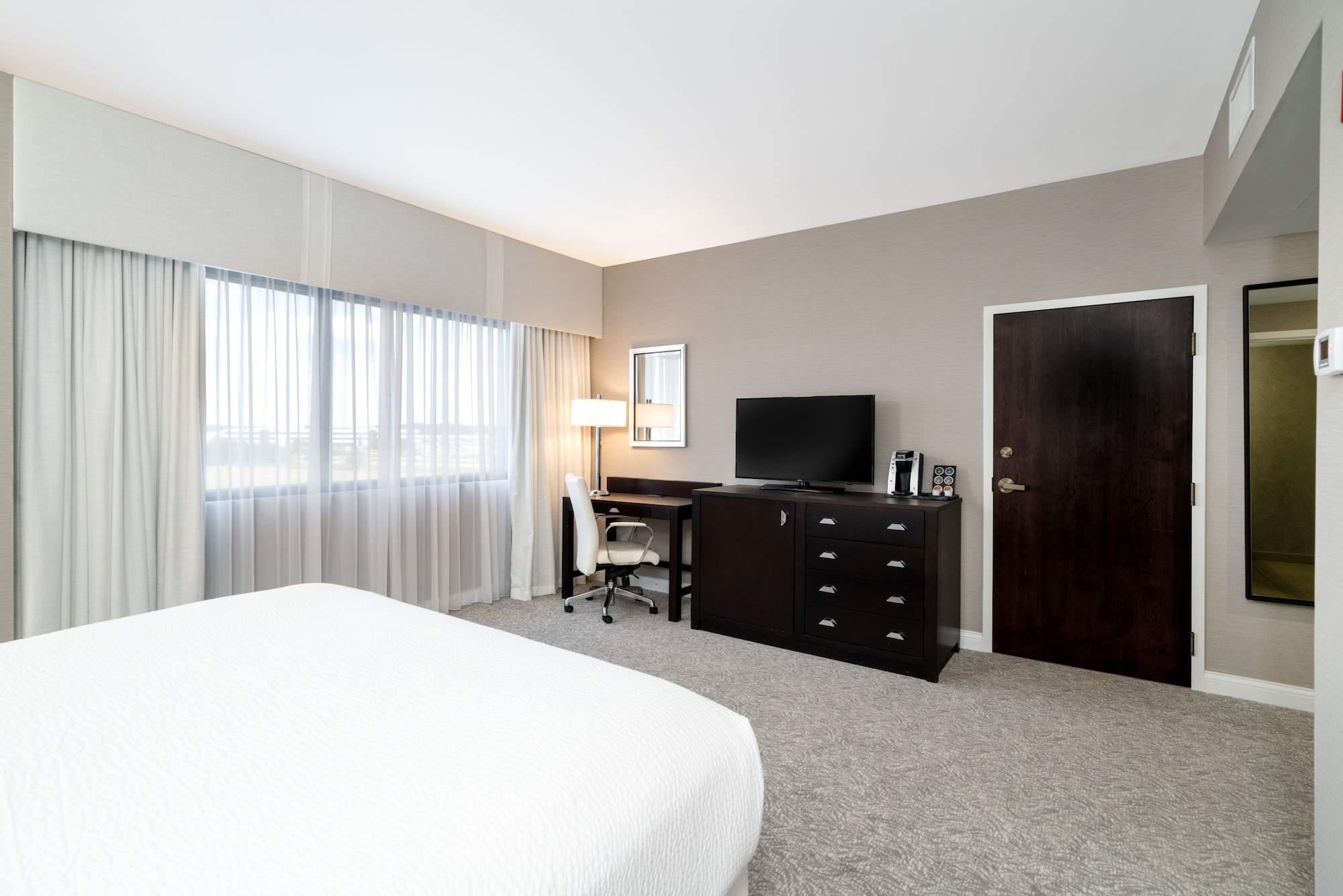 غرفة بريميوم بسرير كينج، Holiday Inn Wilmington 6/6