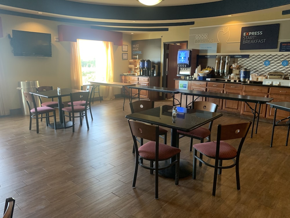 Holiday Inn Express Hotel & Suites Sweetwater 34/47