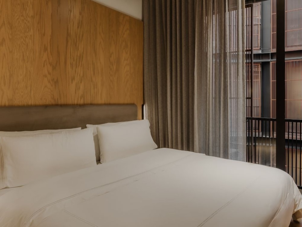 DELUXE, KING BED