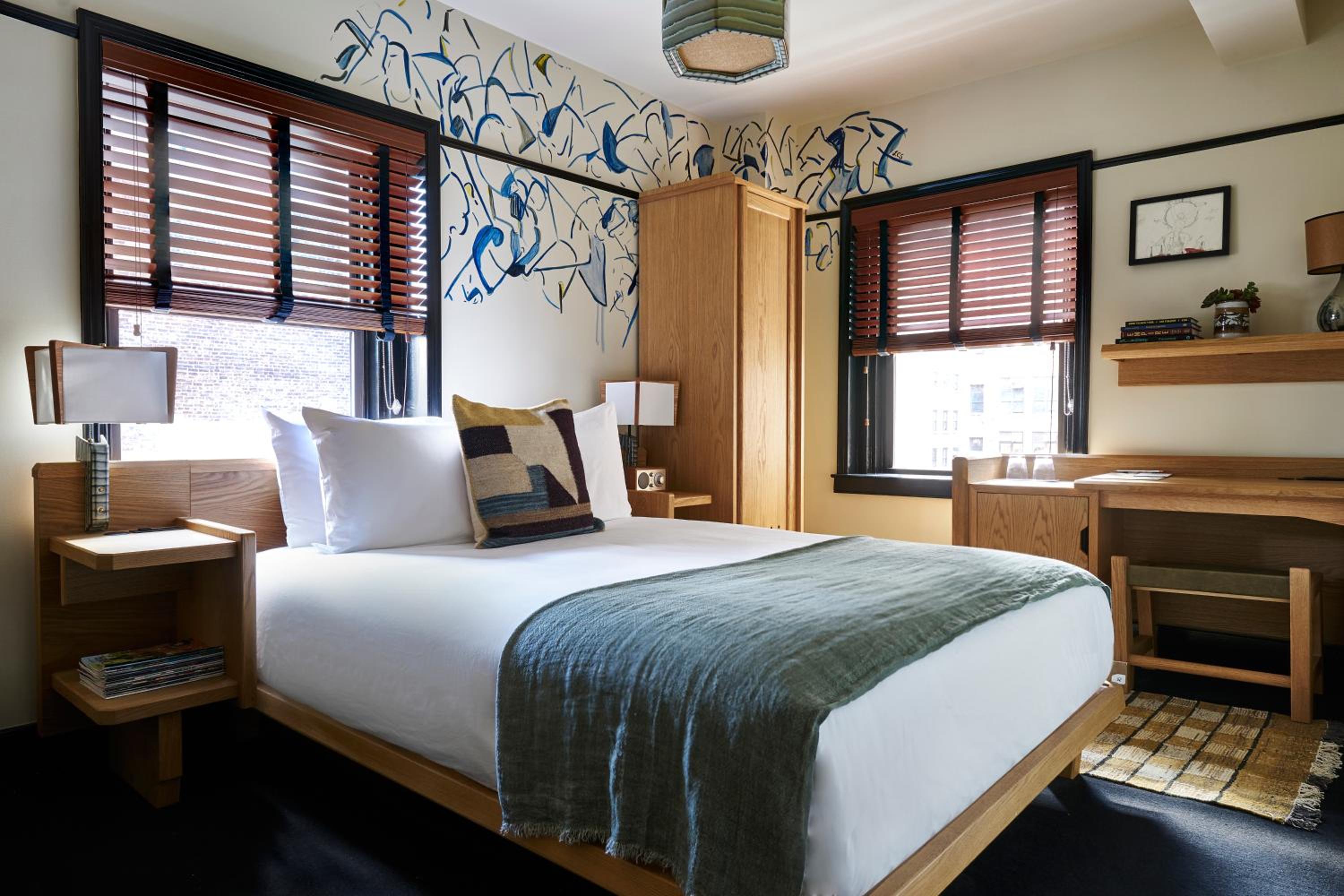 PREMIUM, QUEEN BED