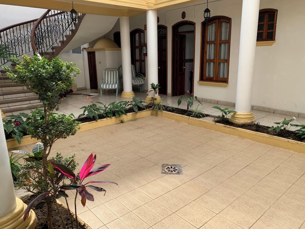 OYO Hotel Real De Cortes 20/28