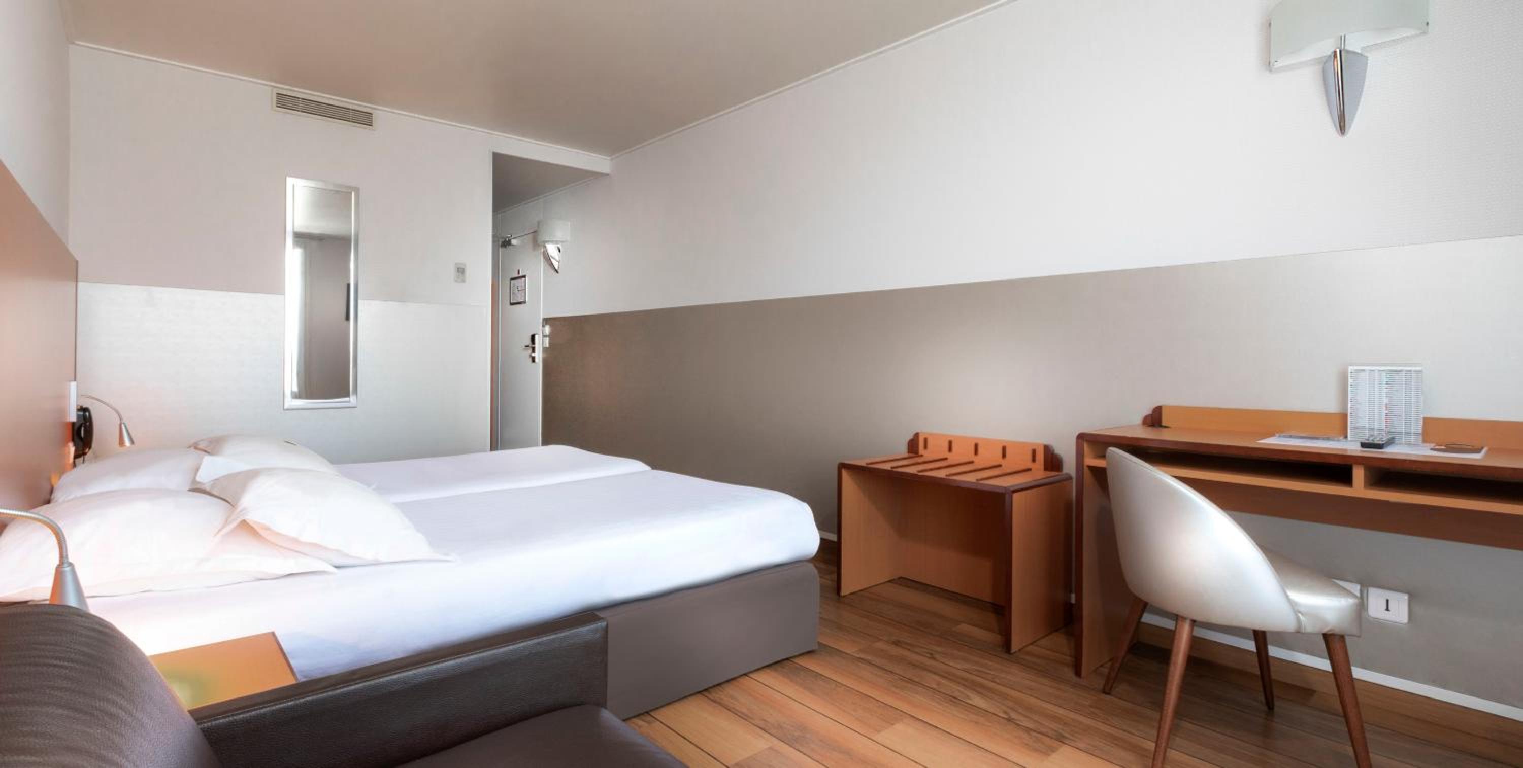 Parisian, Twin Beds, Hotel Du Lion 5/10