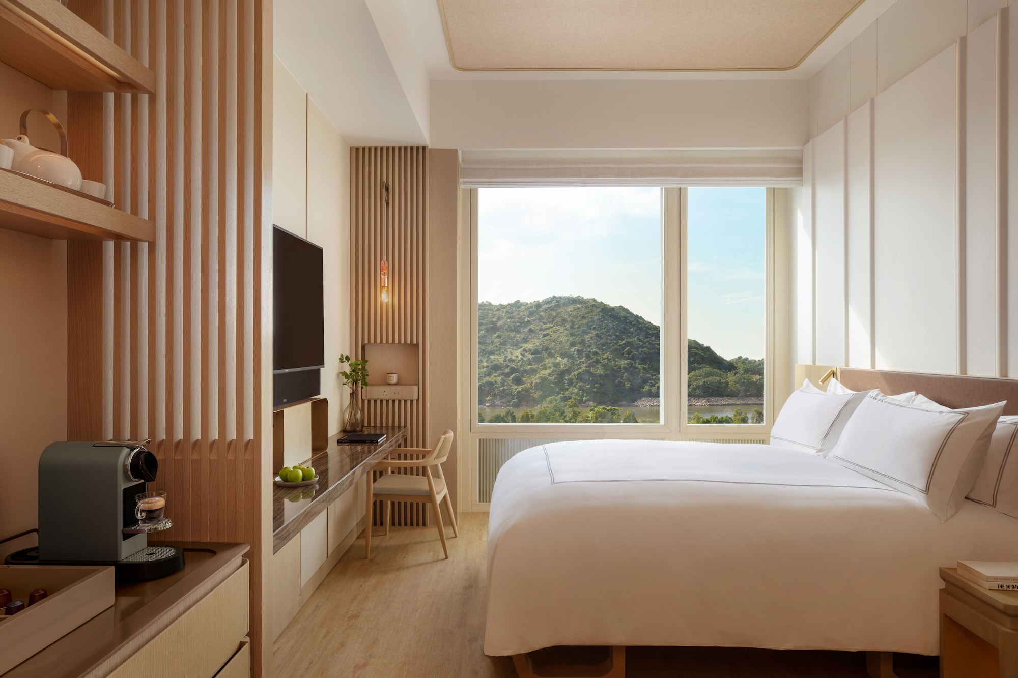 OASIS, URBAN, CLASSIC, QUEEN BED, WITH VIEW