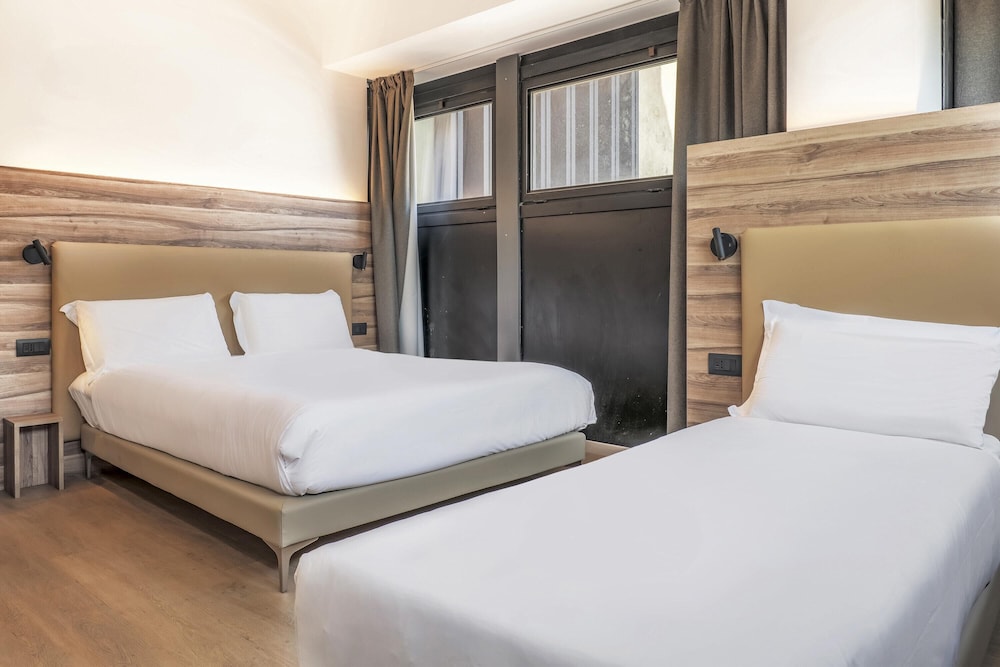 Standard, Triple, 1 Queen and 1 Single Bed