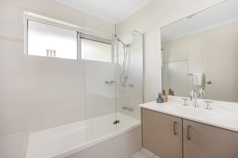 NOOSA OUTRIGGER BEACH RESORT 71/73