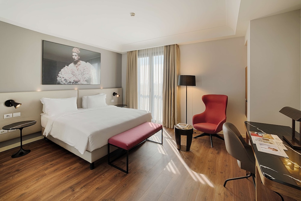 غرفة بريميوم بسريرين منفصلين في طابق مرتفع، RADISSON BLU HOTEL MILAN 3/5