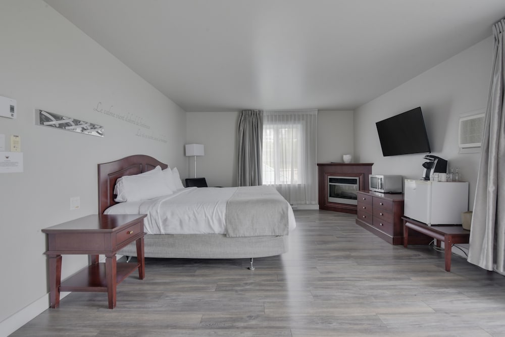 Economy, Pavilion, Queen Bed, River View, Balcony