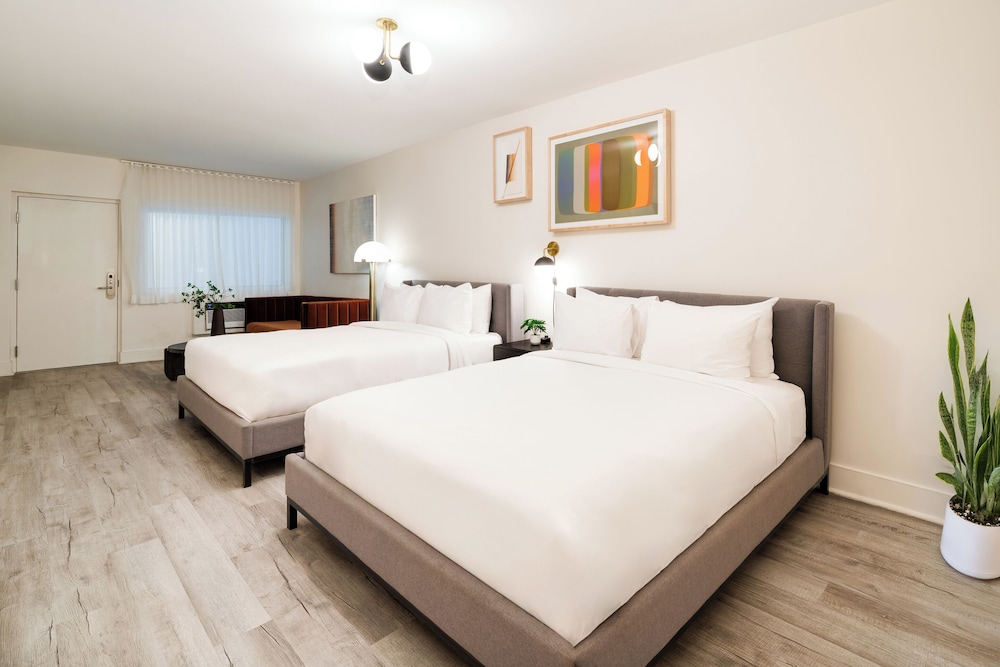 DELUXE, 2 QUEEN BEDS