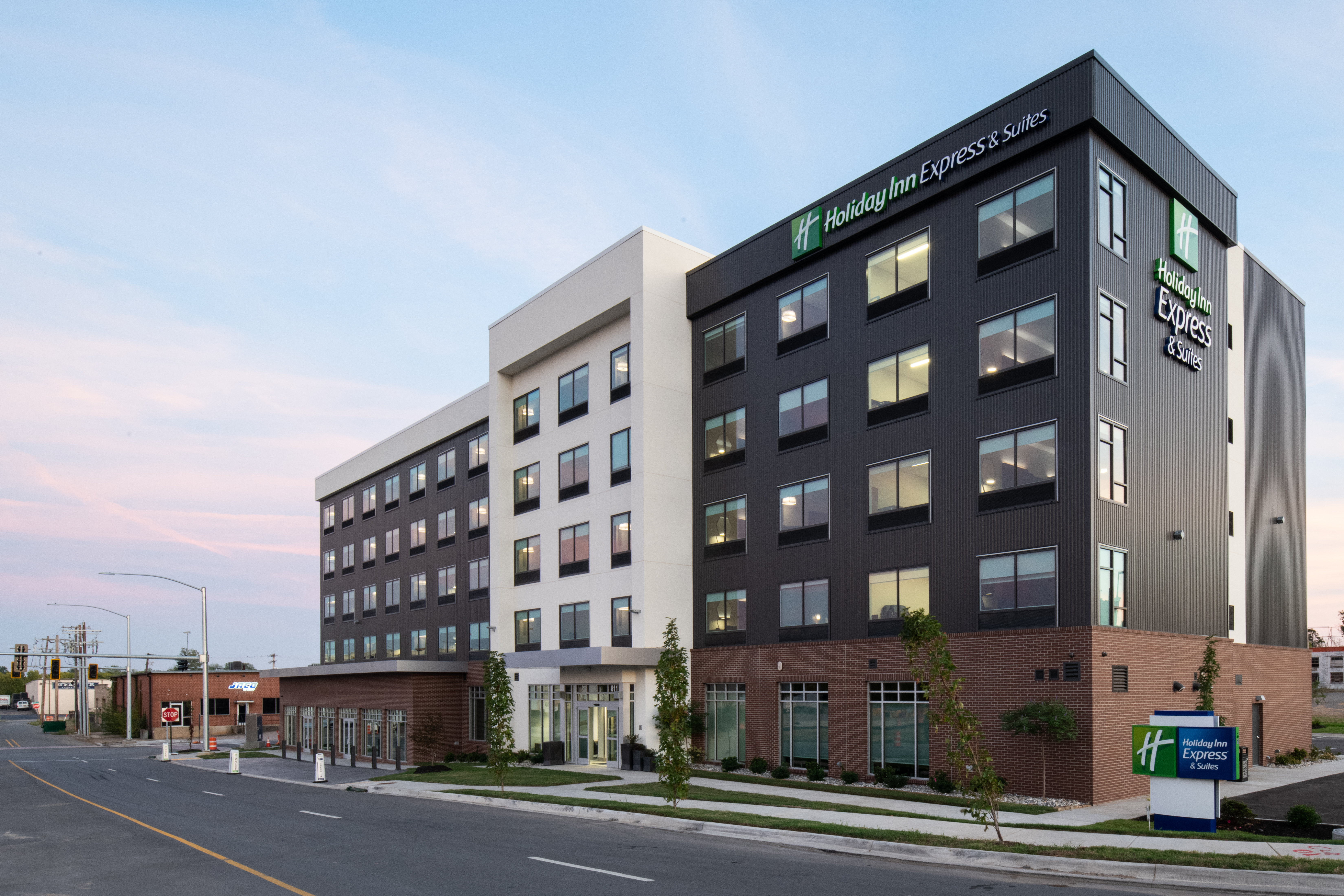 Holiday Inn Express and Suites Little Rock Downtown 44/47