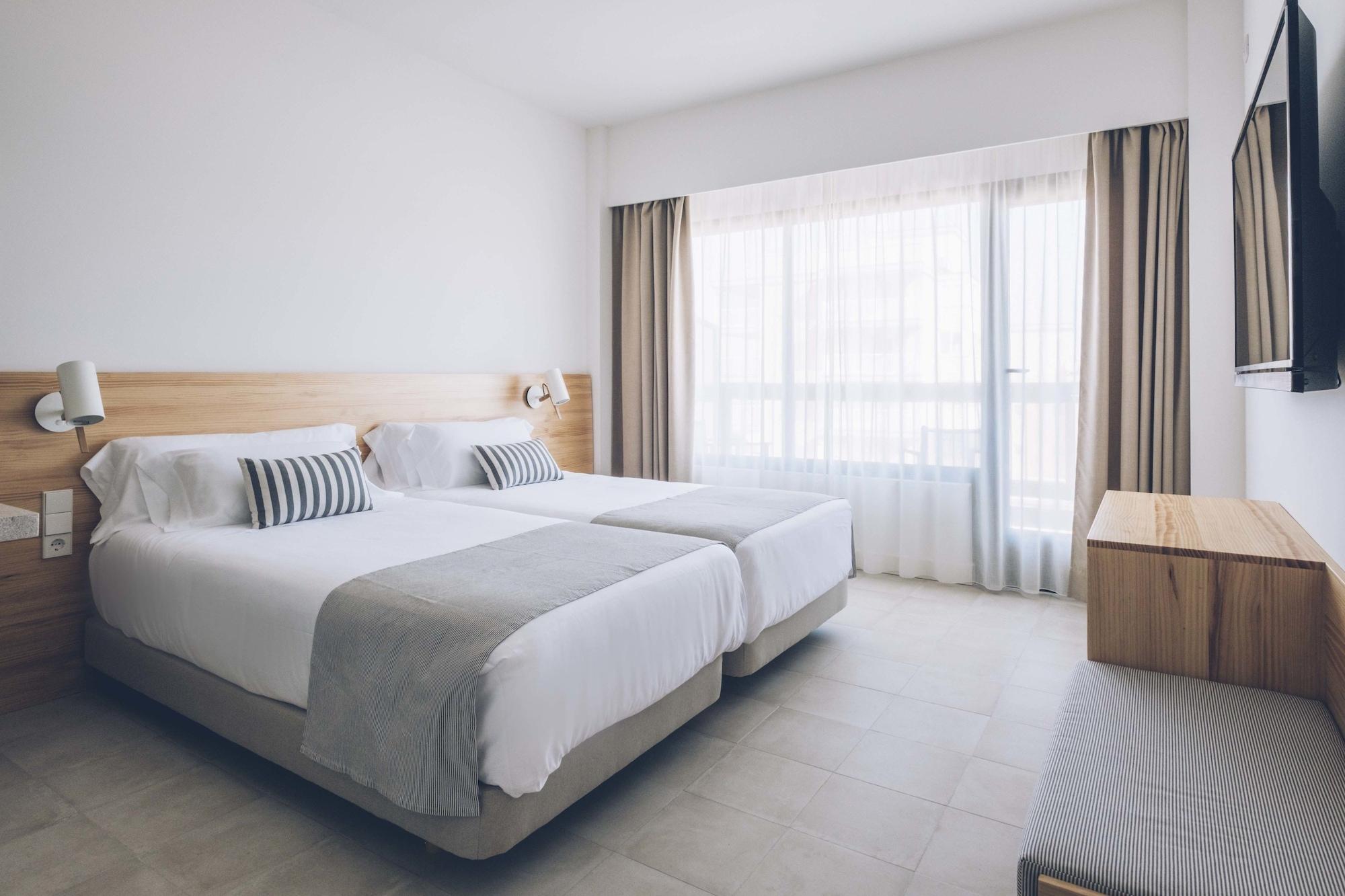 غرفة بسرير مزدوج بشرفة بإطلالة جزئية على البحر
