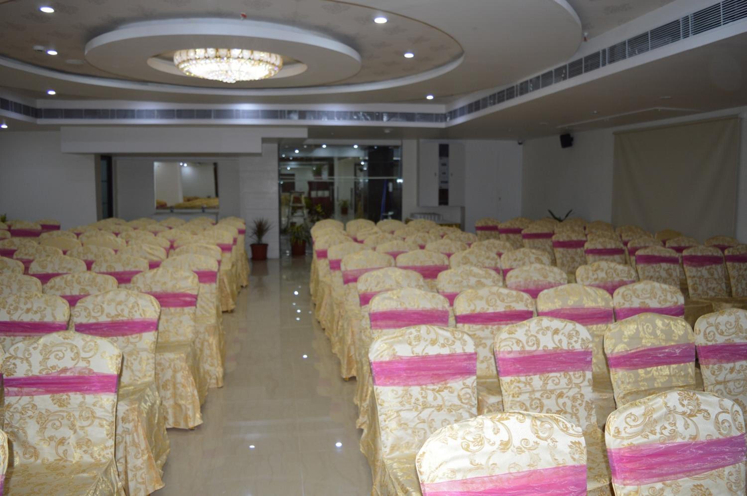 OYO 1489 Hotel Diamonds Pearl 40/42