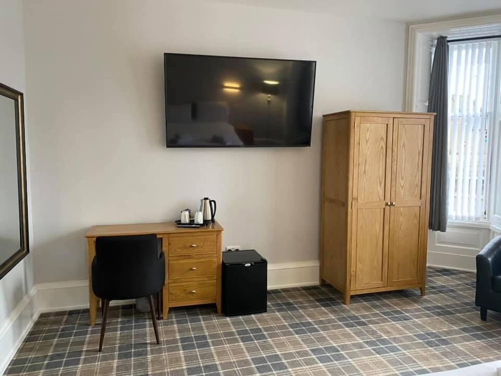 Crown Court Hotel & Bar 2/50