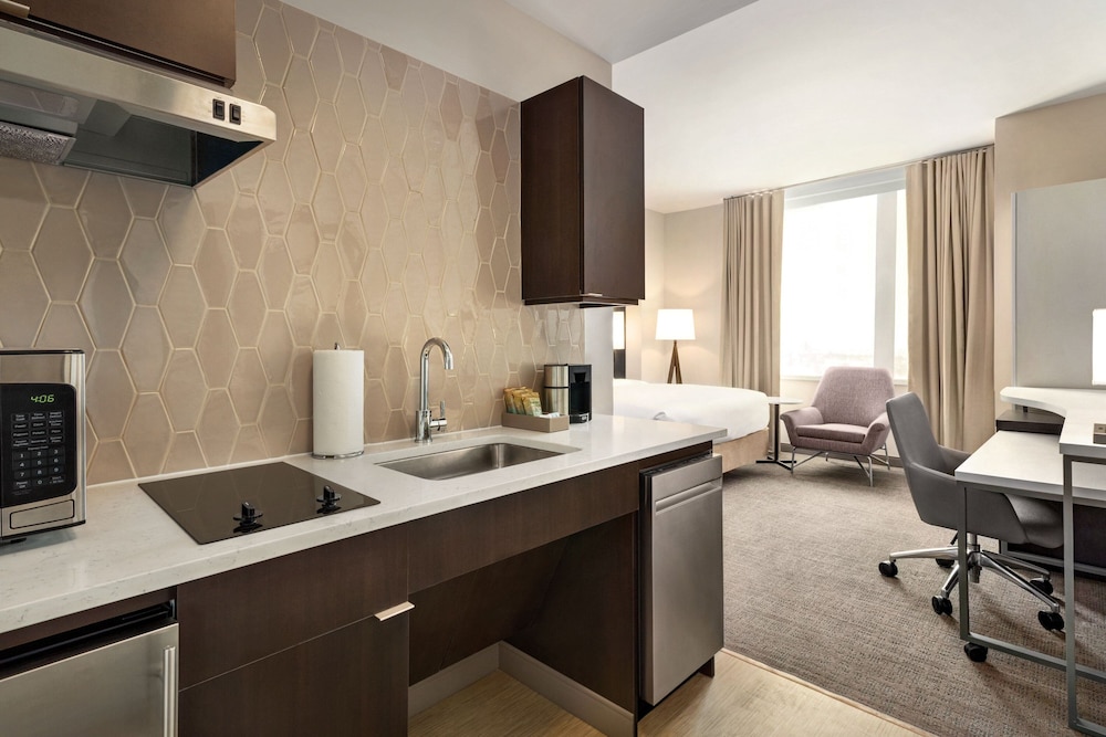 Residence Inn by Marriott New York JFK Airport 24/36