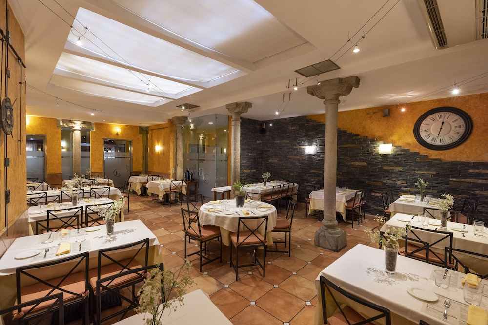 Hostal Restaurante Puerta del Alcázar 48/61