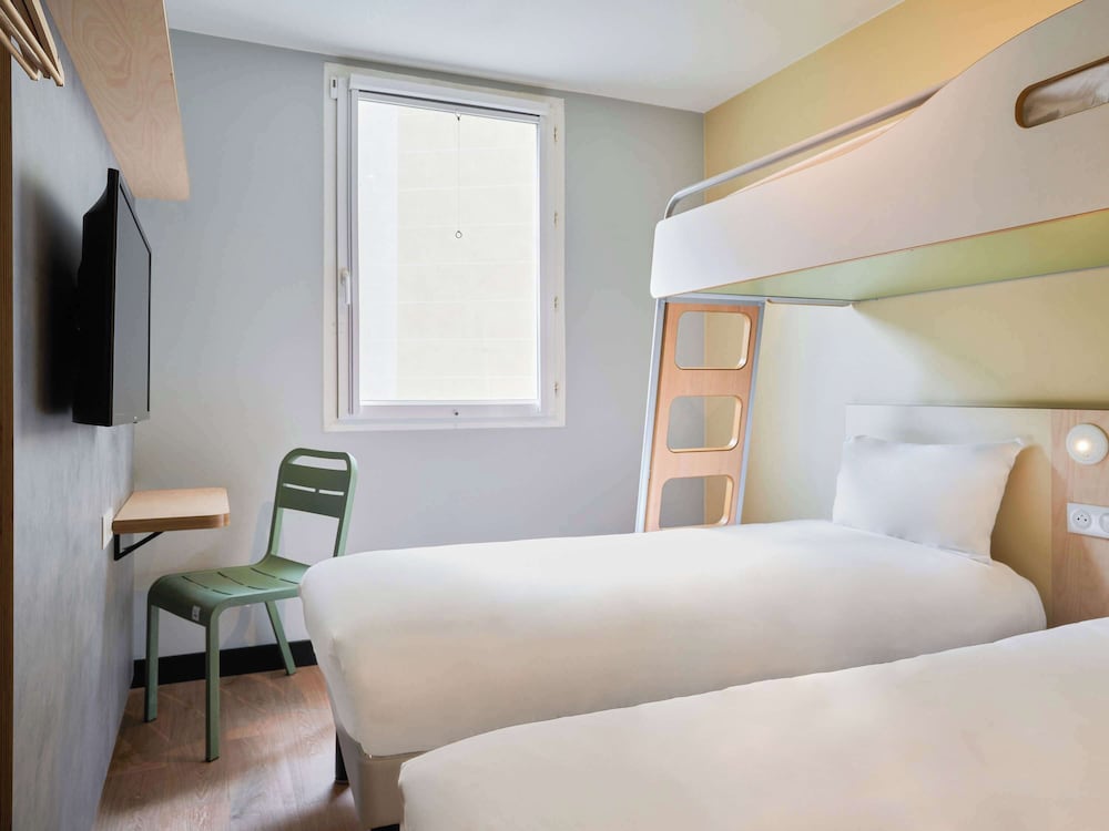 ROOM, 3 BEDS