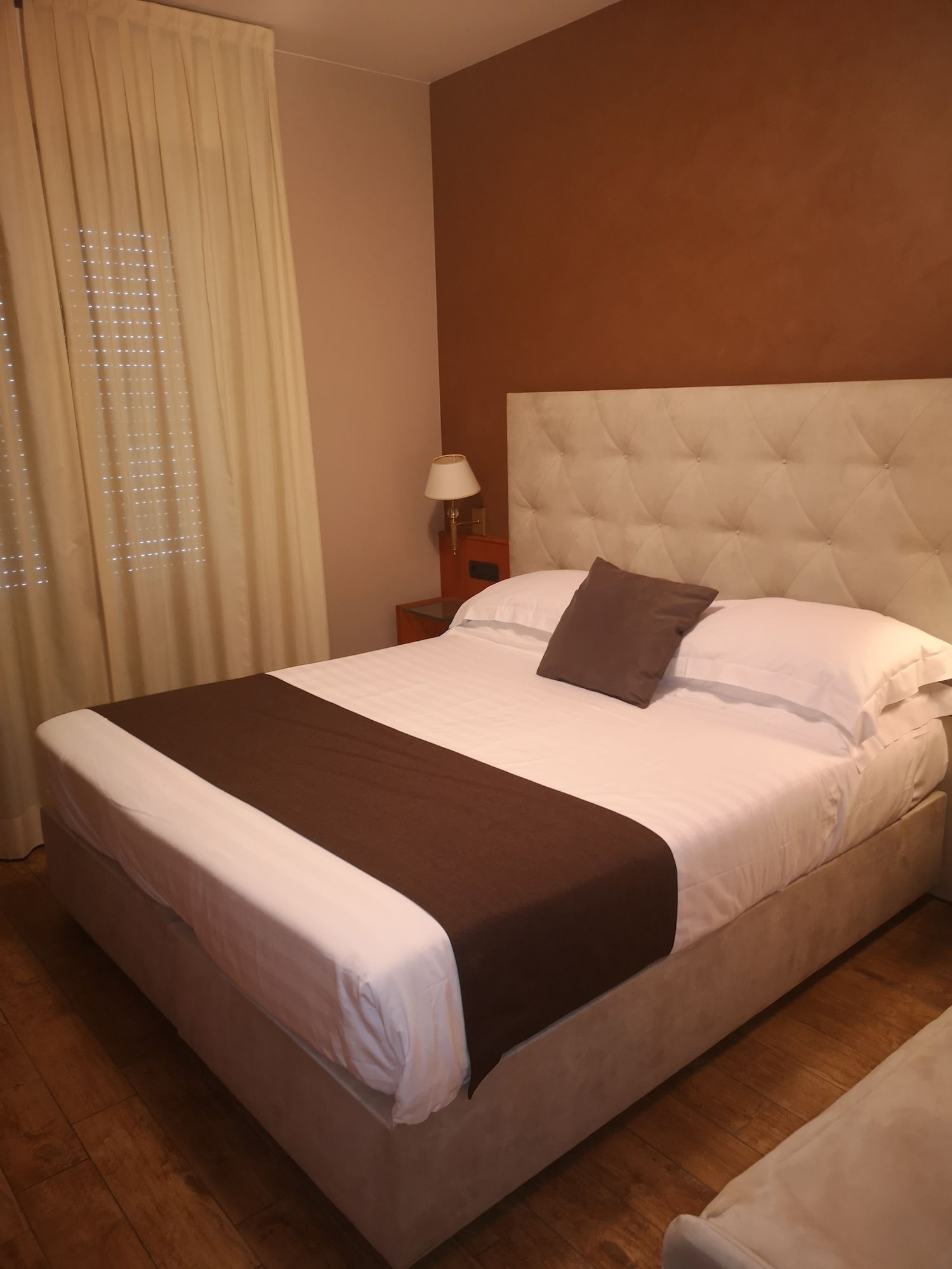 ROOM, SINGLE