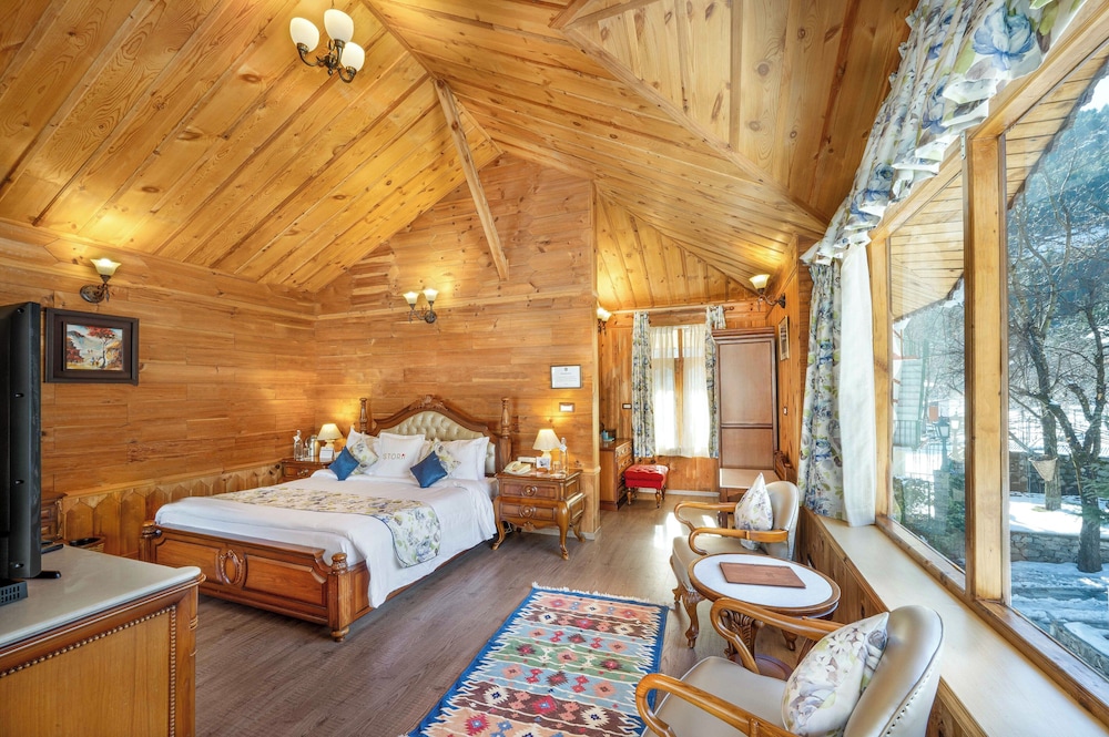 Superior, Queen Bed, Back Side