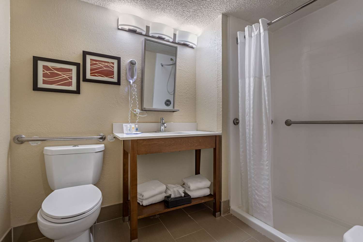 غرفة بسريرين كوين لذوي الإعاقة، Comfort Inn N Myrtle Beach Barefoot Landing 3/3