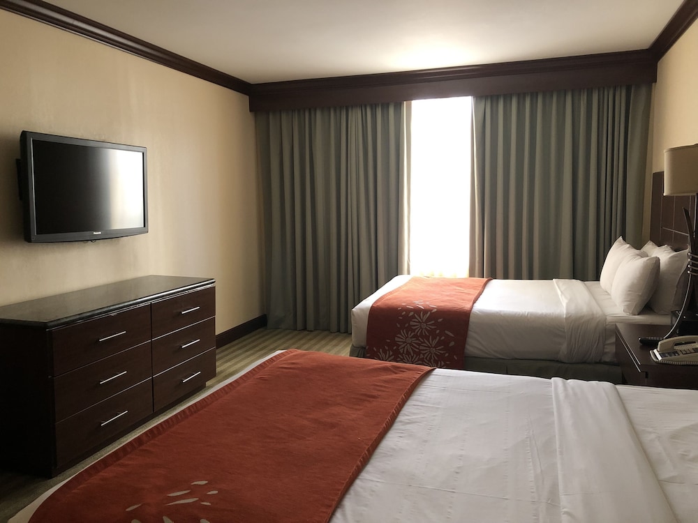 The Sunny Miami Sunny Isles Beach, Curio Collection by Hilton 11/34