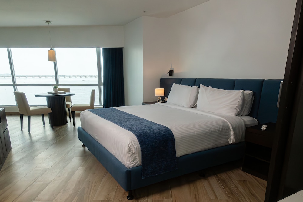 Junior Suite, King Bed, River View, Jetted Tub