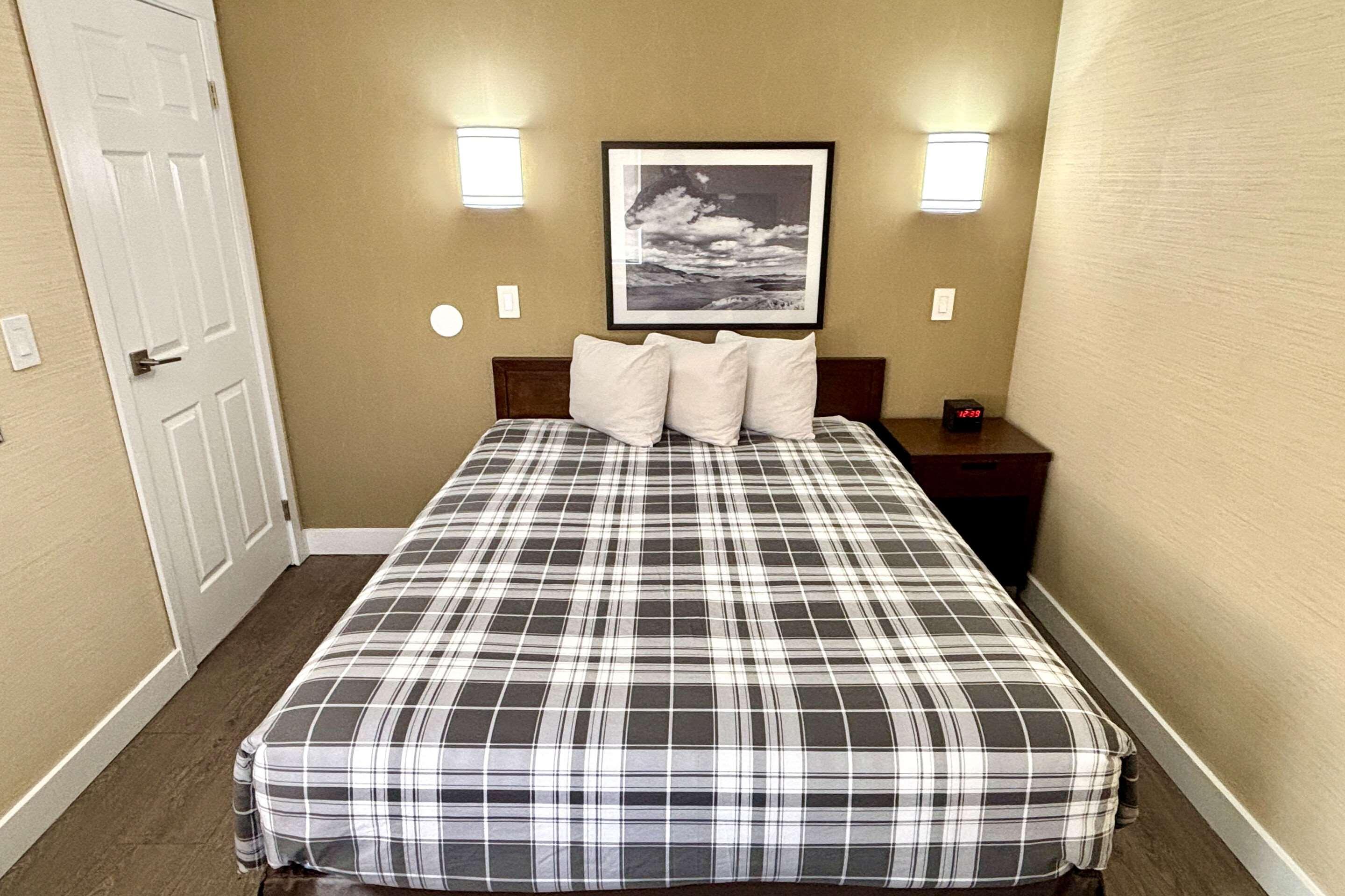 Efficiency, Suite, Queen Bed