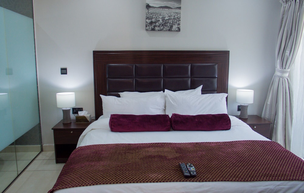 Leola Suites 3/37