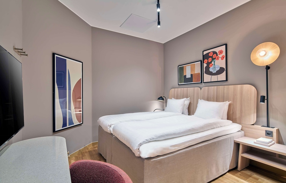 ROOM, QUEEN BED, NO WINDOW