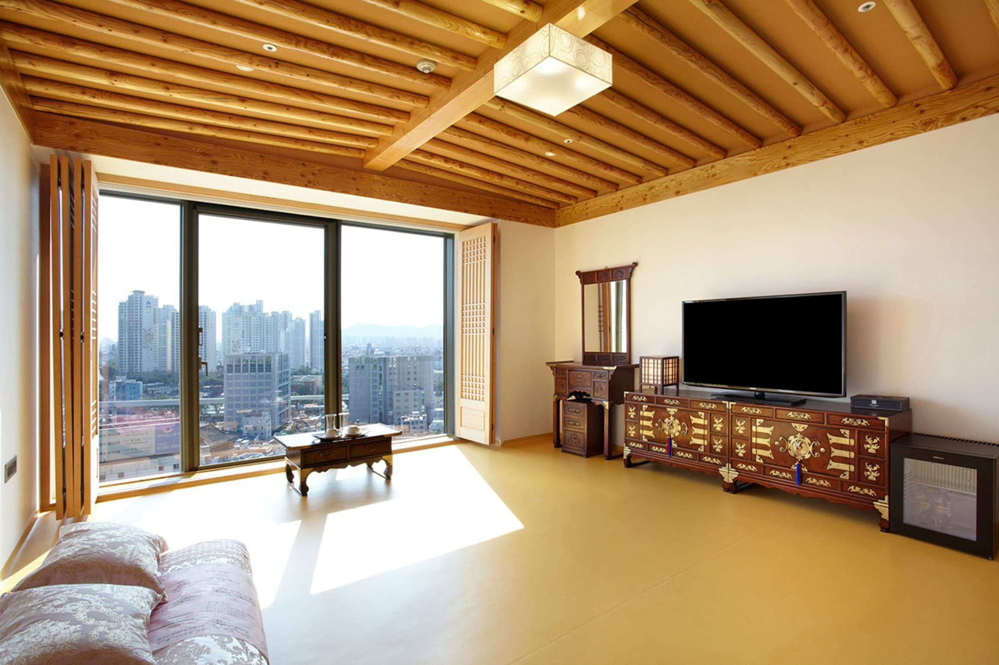 Korean, Deluxe, Suite, Futon Bed, Queen Bed, New Wing, Corner، Eldis Regent Hotel 2/5