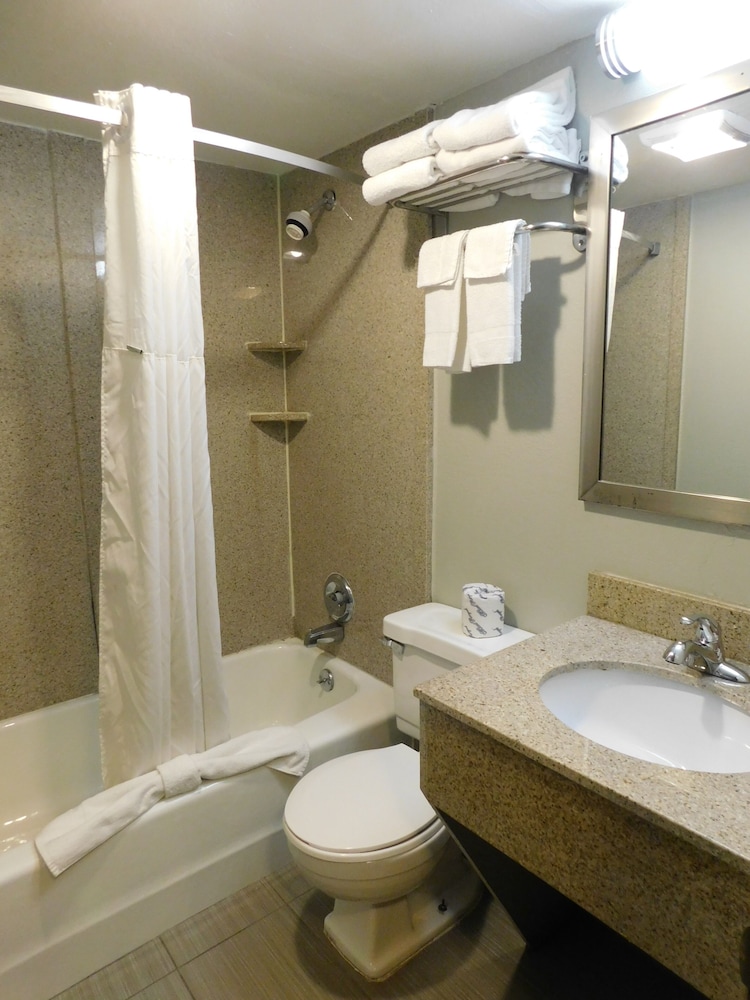 Days Inn & Suites By Wyndham Downtown Gatlinburg Parkway 53/68