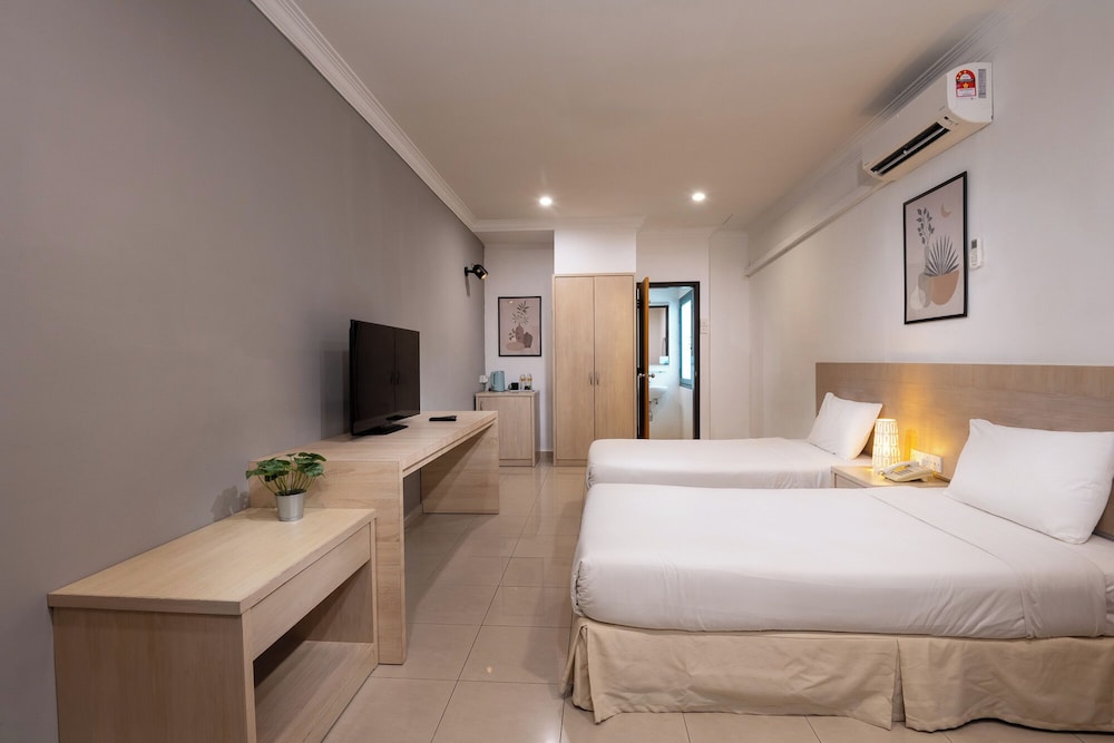 SUPERIOR, TWIN BEDS, NO WINDOW