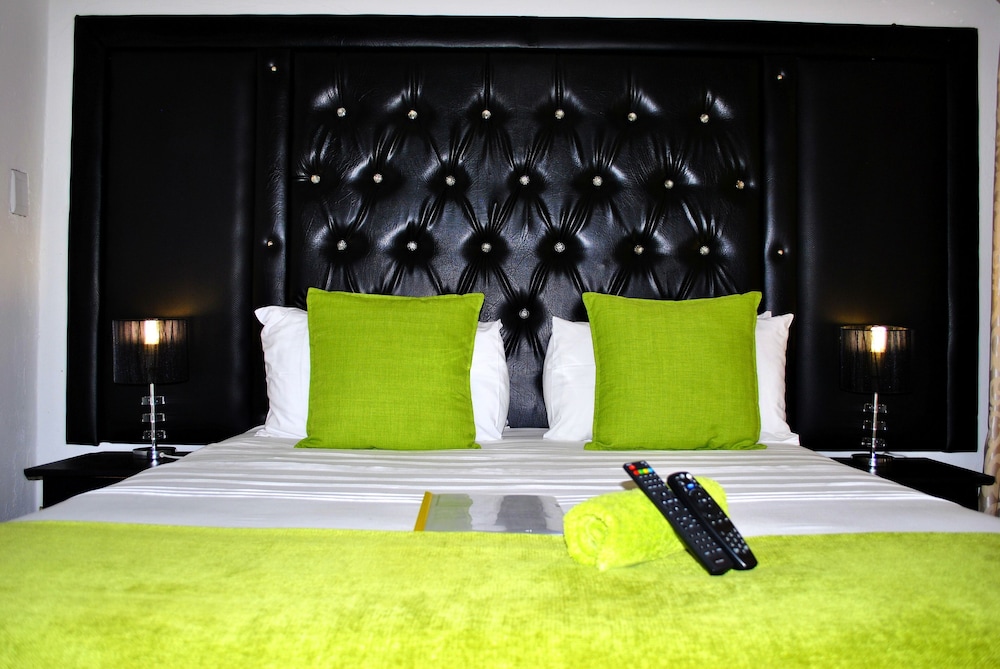 Lapologa Bed And Breakfast 32/34