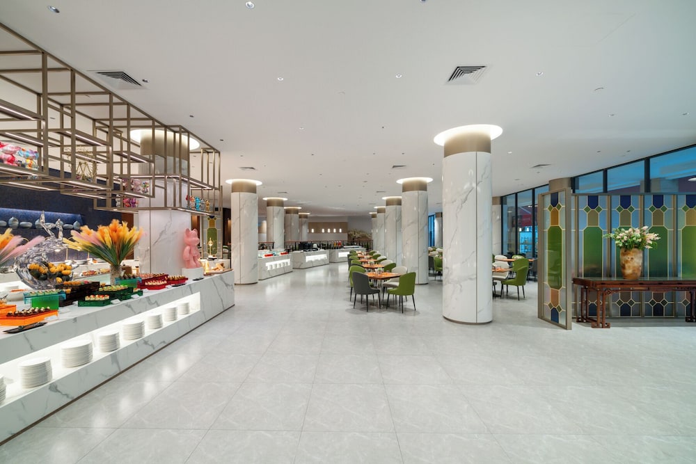 Dong Fang Hotel 65/74