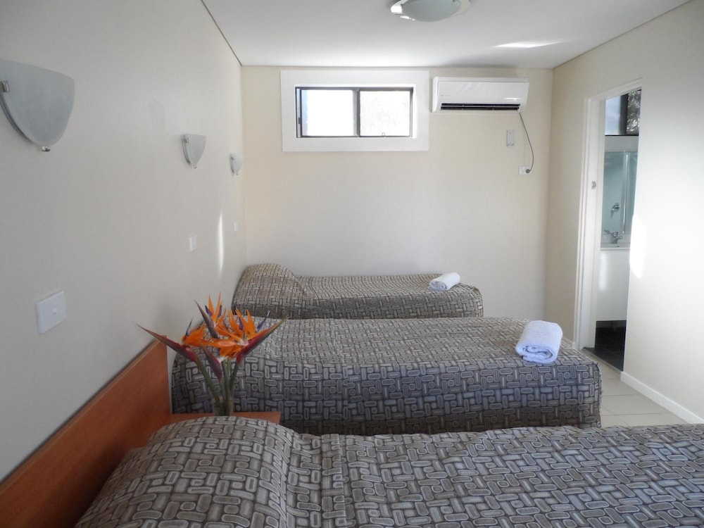 Liberty Plains Motor Inn 17/30