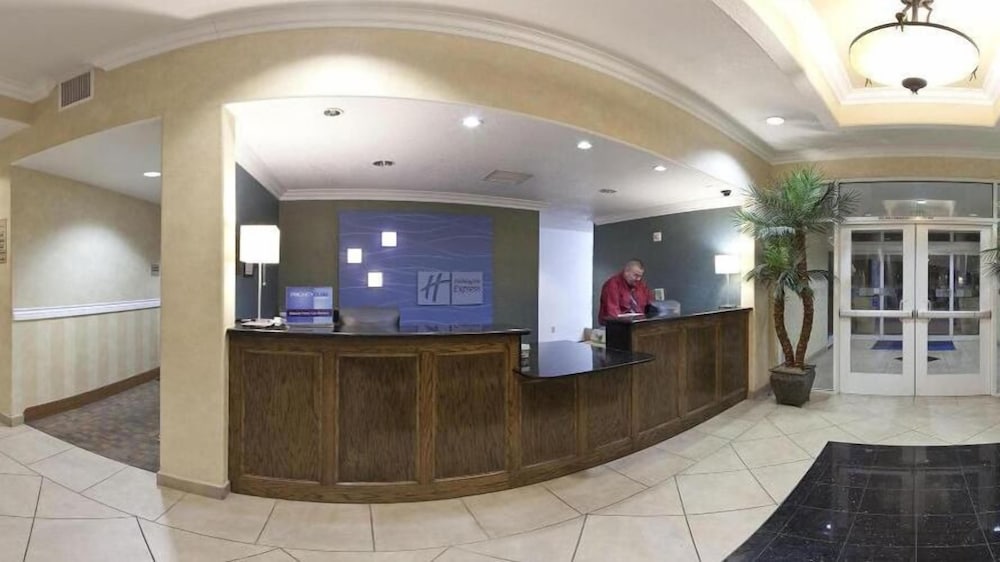 Holiday Inn Express Delano Hwy 99 12/49