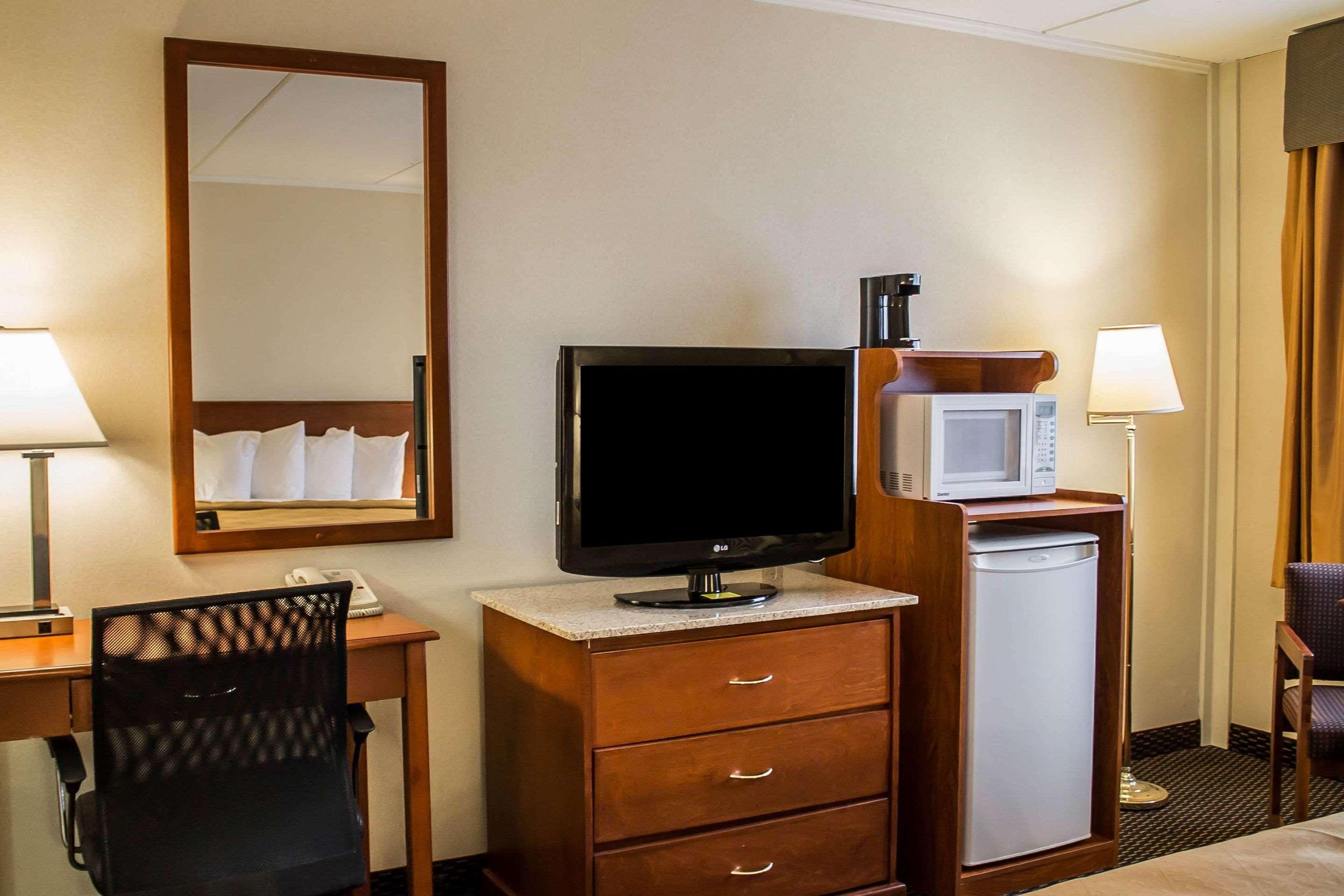 Rodeway Inn & Suites Youngstown 53/60