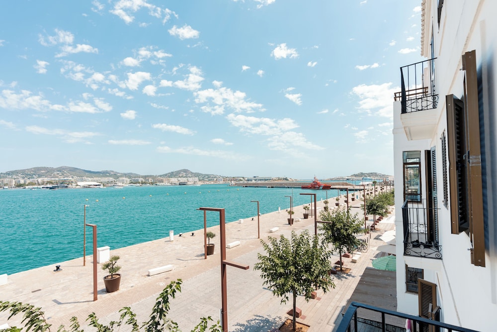 Hotel Ryans La Marina 63/69