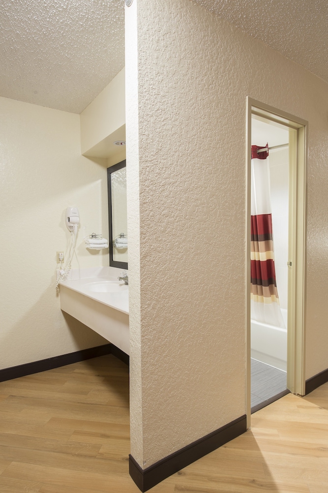 Red Roof Inn Houston - Brookhollow 13/29