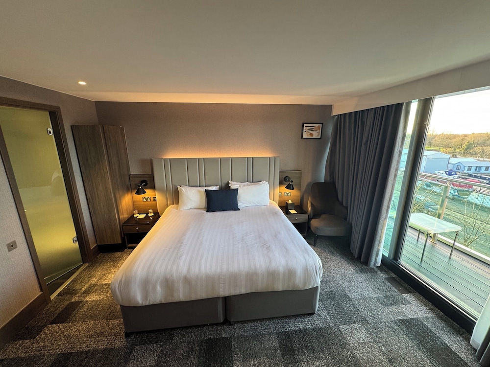 غرفة بريميوم بسرير كينج بإطلالة على النهر