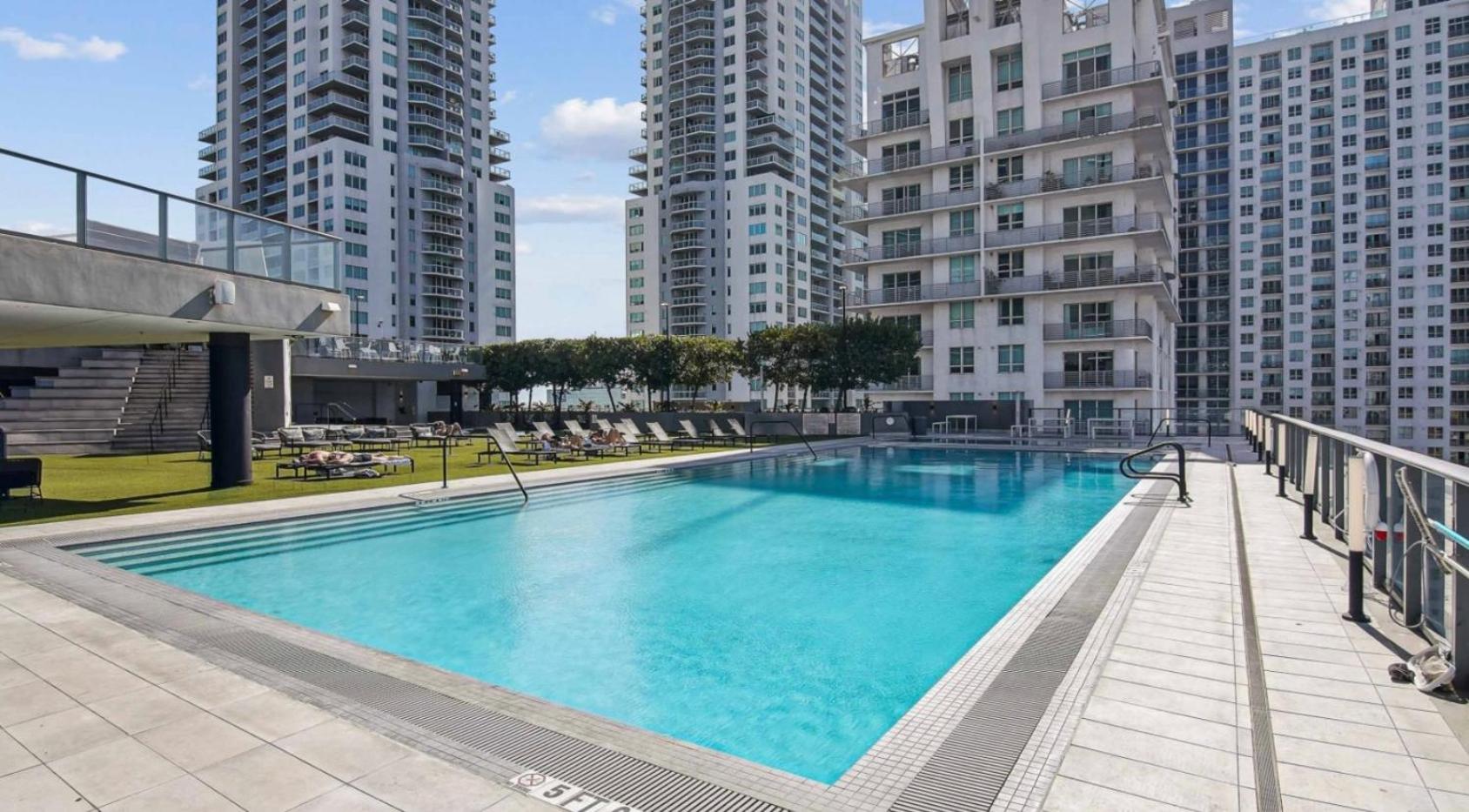 29th Floor Balcony Studio Miami Skyline Views 5/31