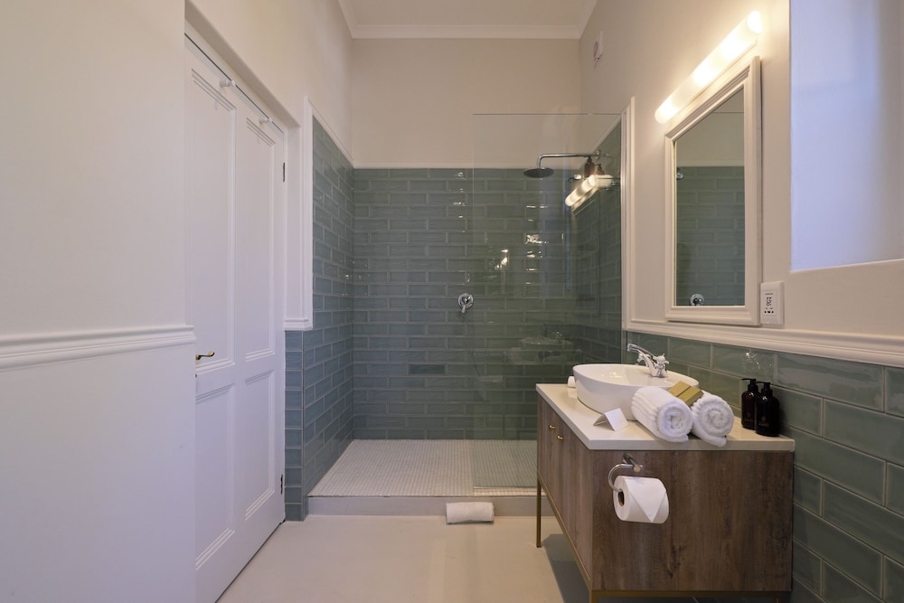 Chapter House Boutique Hotel 37/38