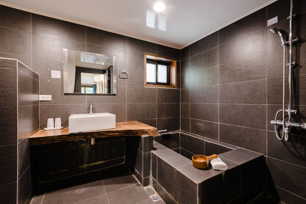 Zhuo Ye Cottage 47/50
